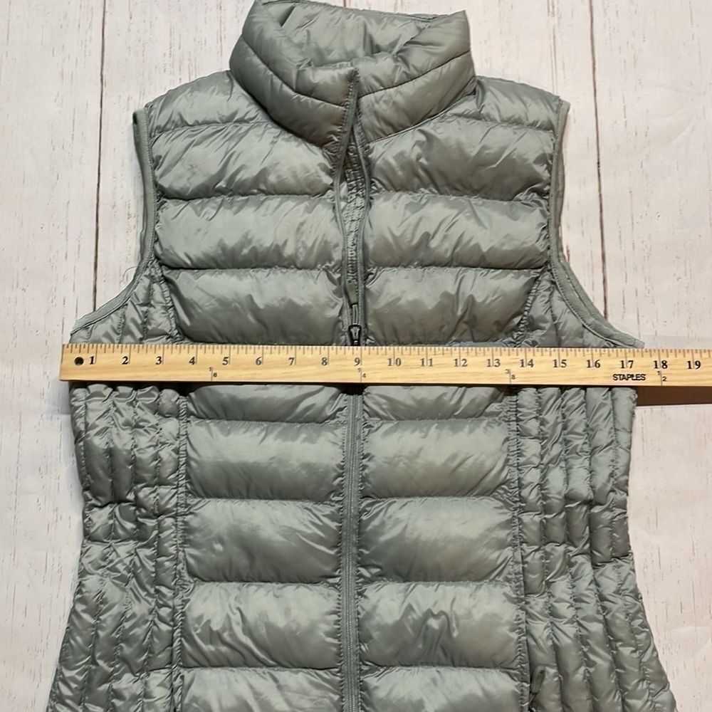 32 degree heat woman’s light gray packable vest. Size S - Picture 5 of 7